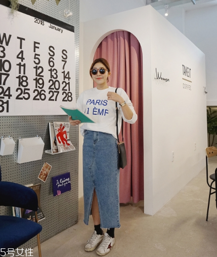 衛(wèi)衣搭配牛仔裙好看嗎？瞬間減齡變少女