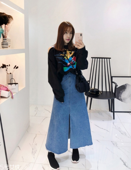 衛(wèi)衣搭配牛仔裙好看嗎？瞬間減齡變少女