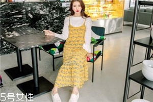 吊帶碎花裙配什么上衣？打造乖乖女形象