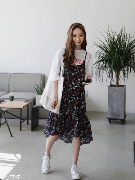 吊帶碎花裙配什么上衣？打造乖乖女形象