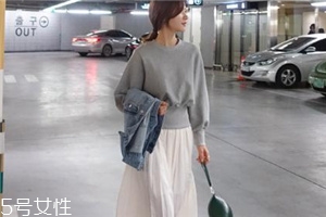衛(wèi)衣搭配長(zhǎng)裙好看嗎？早春凹足造型感