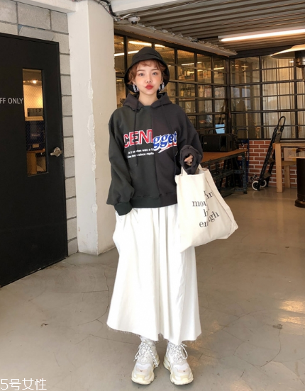 衛(wèi)衣搭配長(zhǎng)裙好看嗎？早春凹足造型感