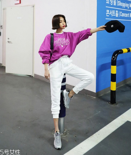 紫色衛(wèi)衣怎么搭配？流行色助你成為時尚女王