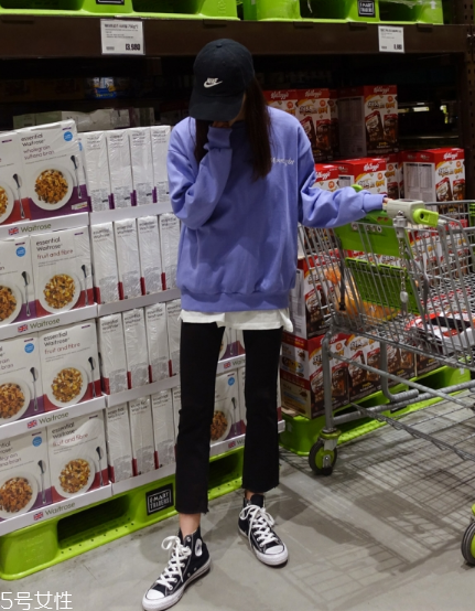 紫色衛(wèi)衣怎么搭配？流行色助你成為時尚女王