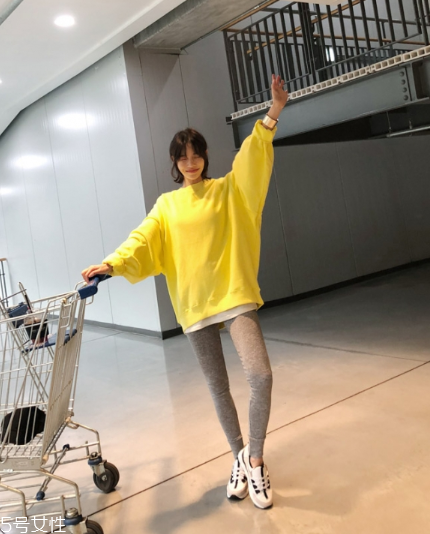 黃色衛(wèi)衣怎么搭配？用亮色吸引眼球
