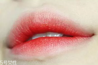 唇彩怎么涂好看？用下唇暈染上唇更好看