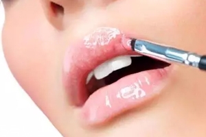 唇彩怎么涂好看？用下唇暈染上唇更好看