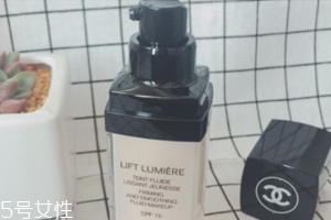 香奈兒粉底液哪款好？緊顏煥彩粉底液干皮救星