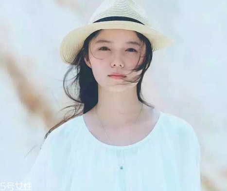 鹽系女生怎樣穿搭？清新無(wú)公害的鄰家女孩