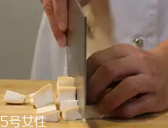 杏鮑菇怎么洗才干凈？鹽水泡泡輕松去污