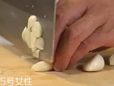杏鮑菇怎么洗才干凈？鹽水泡泡輕松去污