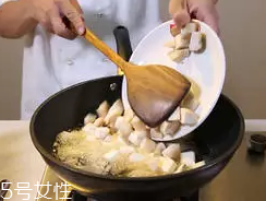杏鮑菇怎么洗才干凈？鹽水泡泡輕松去污