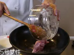 杏鮑菇怎么洗才干凈？鹽水泡泡輕松去污