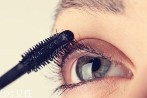 睫毛膏暈染到下眼皮怎么辦？用棉簽蘸取卸妝水擦掉