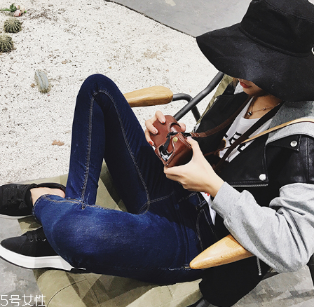牛仔褲和休閑褲哪個(gè)好看？各有各的特色