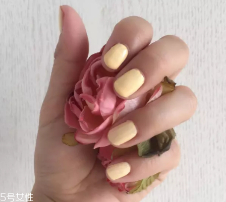 綠色指甲油顯手黑嗎？反光深綠色適合黃皮