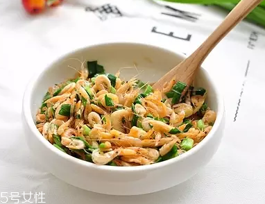 韭菜沒熟吃了會怎么樣？生韭菜很辛辣