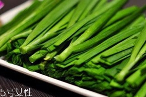韭菜沒熟吃了會怎么樣？生韭菜很辛辣