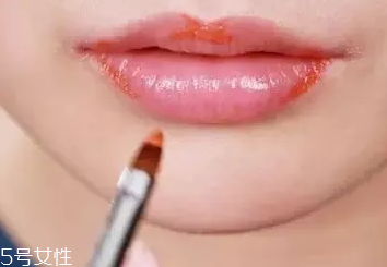 口紅干了嘴脫皮怎么辦？4步打造水潤雙唇