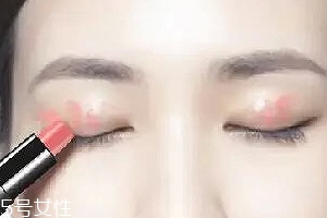 怎么用口紅畫眼影？兩步畫好眼妝