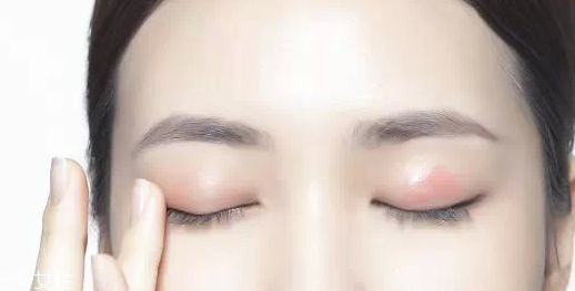 怎么用口紅畫眼影？兩步畫好眼妝