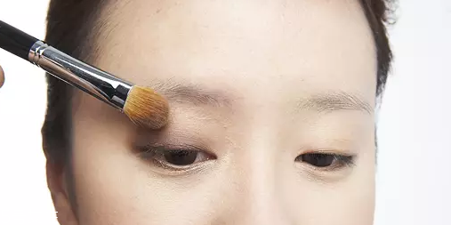 怎么用口紅畫眼影？兩步畫好眼妝