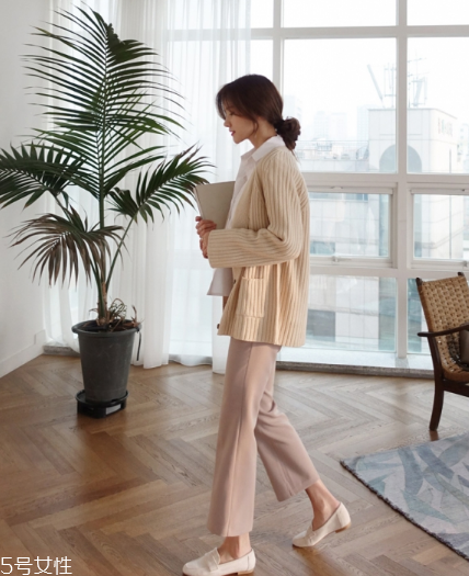 米色毛衣怎么搭配？打造氣質(zhì)女神范兒