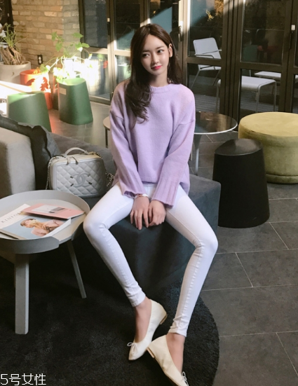 紫色毛衣怎么搭配？輕松駕馭流行色
