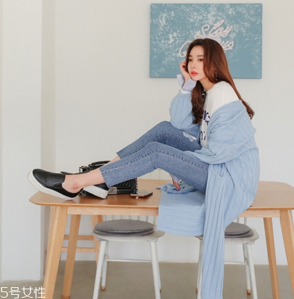 淺藍(lán)色毛衣怎么搭配？簡(jiǎn)約配色彰顯氣質(zhì)