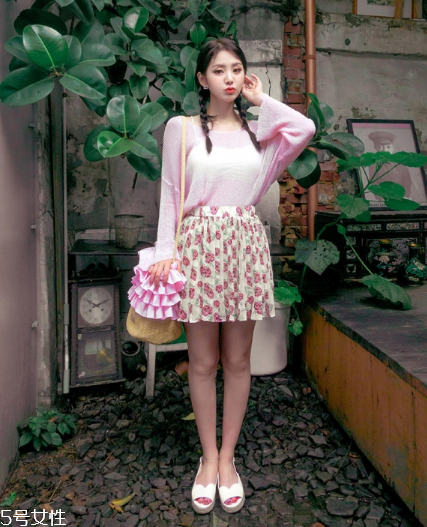 粉色針織衫怎么搭配？文藝又少女的穿搭經(jīng)典
