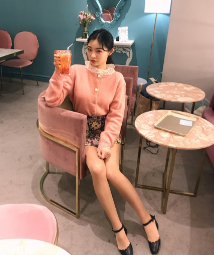 粉色針織衫怎么搭配？文藝又少女的穿搭經(jīng)典