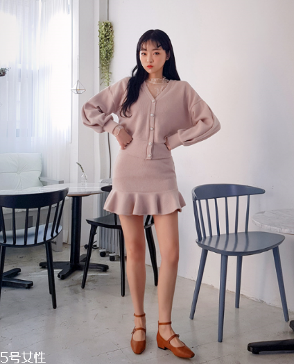 粉色針織衫怎么搭配？文藝又少女的穿搭經(jīng)典