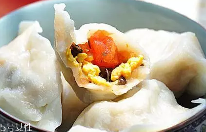 餃子餡先放水還是先放油？油是最后放的調(diào)料