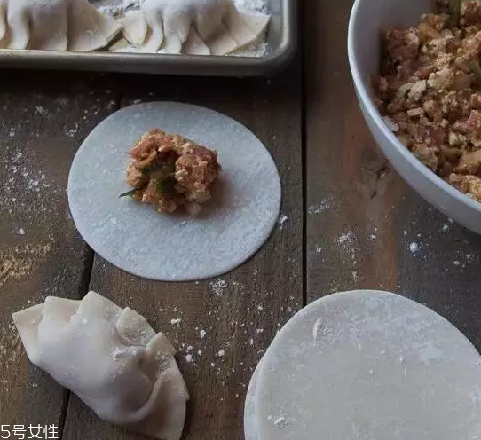 餃子餡先放水還是先放油？油是最后放的調(diào)料