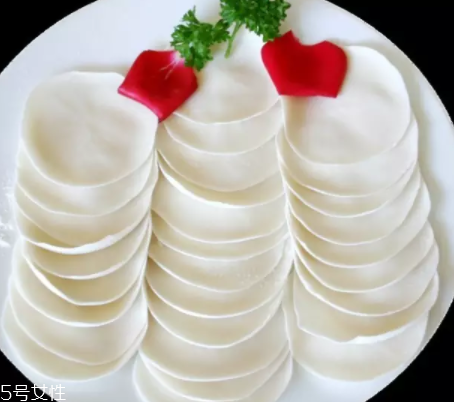 搟餃子皮怎么轉(zhuǎn)圈？借用巧力才能轉(zhuǎn)圈成圓