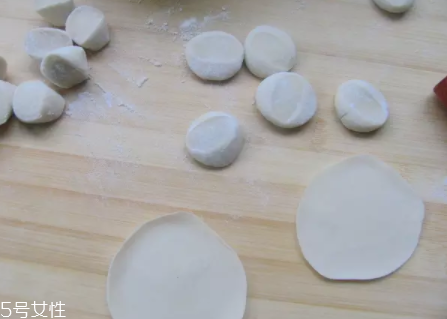 搟餃子皮怎么轉(zhuǎn)圈？借用巧力才能轉(zhuǎn)圈成圓