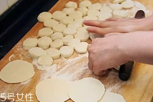 搟餃子皮怎么轉(zhuǎn)圈？借用巧力才能轉(zhuǎn)圈成圓