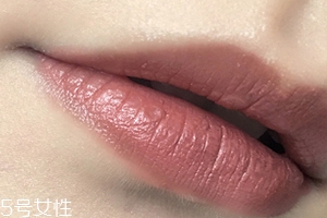 唇部顏色深用什么口紅？chanel絲絨口紅62號不怕唇深