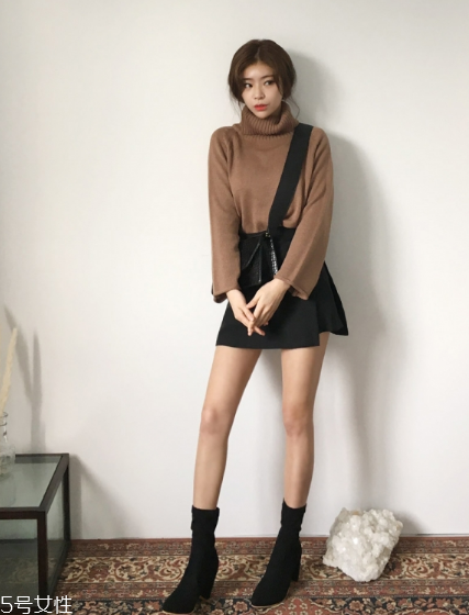 毛衣搭配短裙好看嗎？立顯俏皮少女范兒
