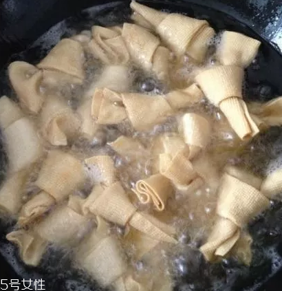 豆腐皮能油炸嗎？火候太猛容易炸糊