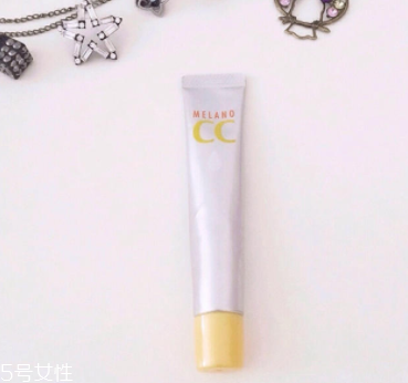 樂敦CC能涂在痘痘上嗎？痘痘與痘印均能改善
