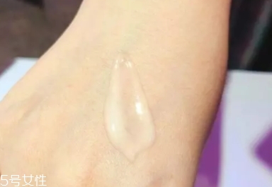 雅詩(shī)蘭黛線雕精華和小棕瓶哪個(gè)好？一起使用效果佳