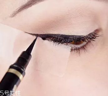 眼線眼尾怎么畫好看？用透明膠畫出優(yōu)美弧度