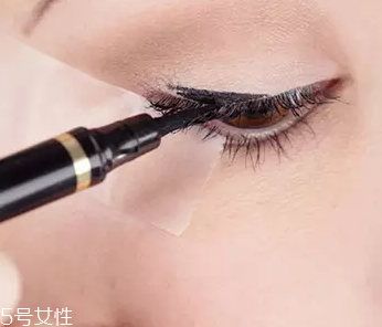 眼線眼尾怎么畫好看？用透明膠畫出優(yōu)美弧度