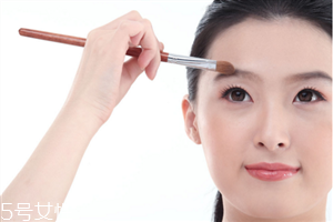 眉筆和眉粉的各自?xún)?yōu)缺點(diǎn) 根據(jù)自身的眉毛決定