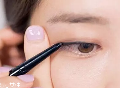 單眼皮如何畫眼影？亮色眼影會制造車禍現(xiàn)場