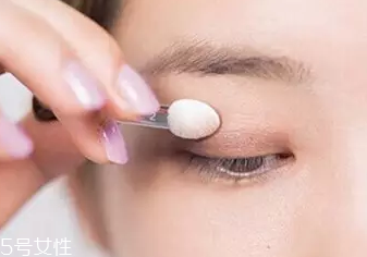 單眼皮如何畫眼影？亮色眼影會制造車禍現(xiàn)場