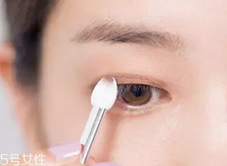 單眼皮如何畫眼影？亮色眼影會制造車禍現(xiàn)場