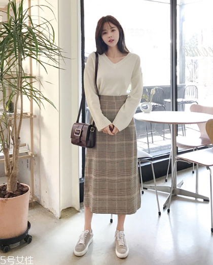 格子長裙搭配什么上衣？清新文藝風(fēng)女孩
