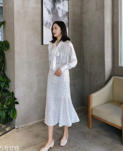 波點(diǎn)裙搭配什么上衣？復(fù)古混搭風(fēng)女王